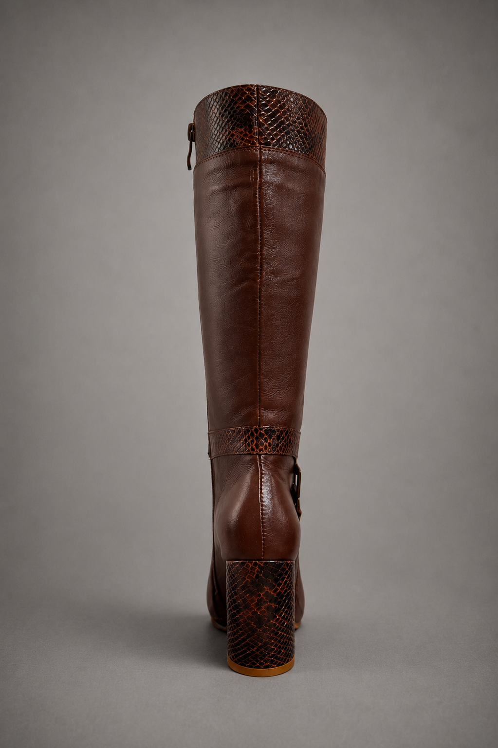 BOTA DE PIEL CON TACON ANCHO PARA DAMA Y DETALLES CON GRABADO DE SERPIENTE FICHI 201