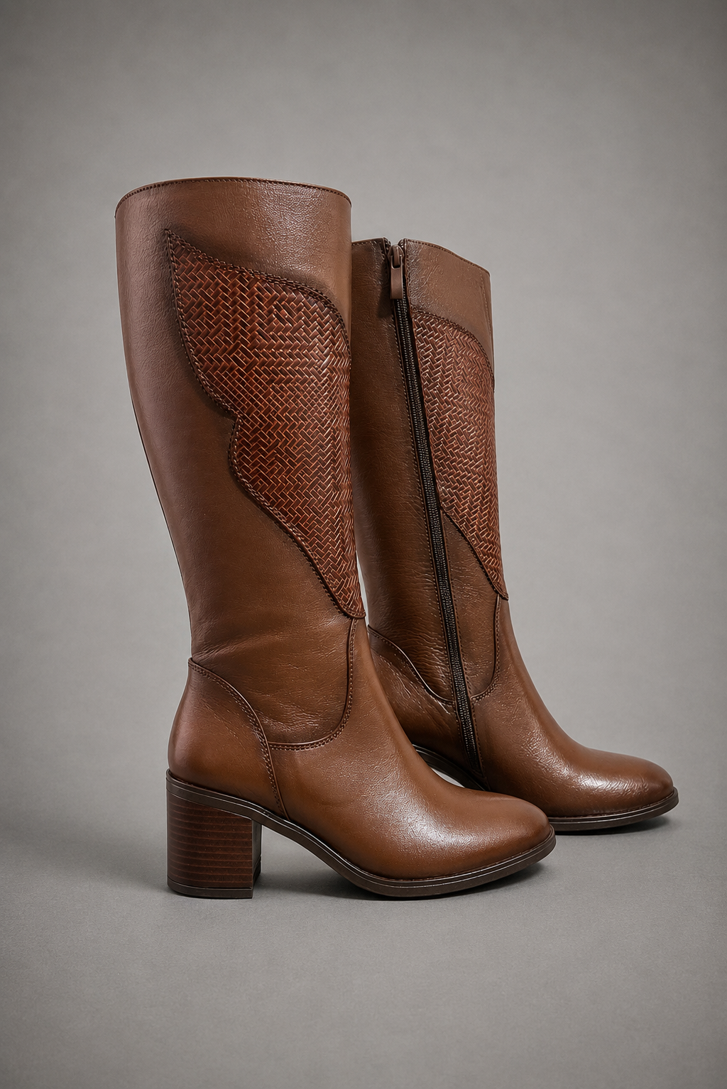 BOTA DE PIEL PARA DAMA CON TACON ANCHO Y GRABADOS TEXTURIZADOS HARLY 497