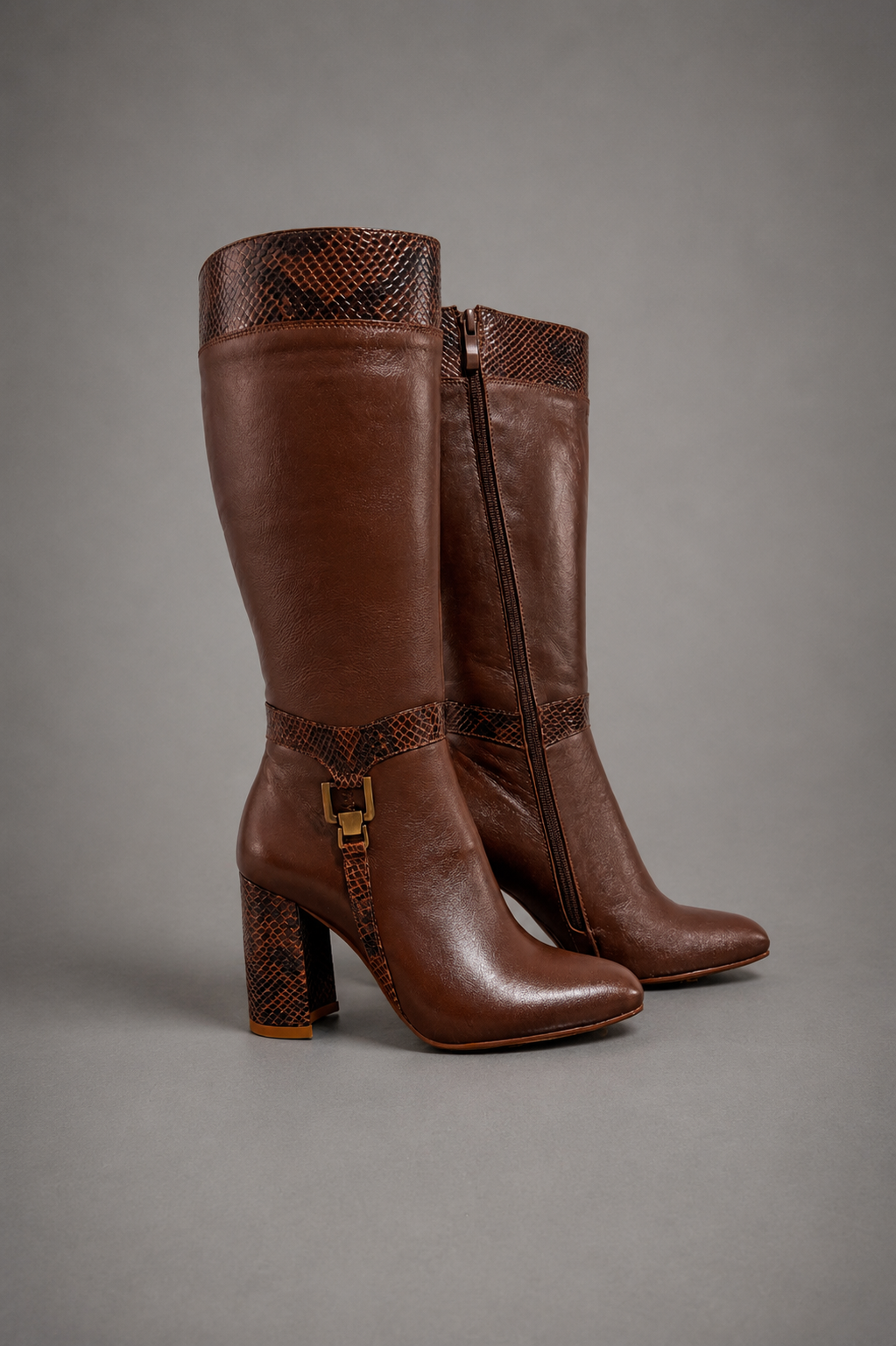 BOTA DE PIEL CON TACON ANCHO PARA DAMA Y DETALLES CON GRABADO DE SERPIENTE FICHI 201