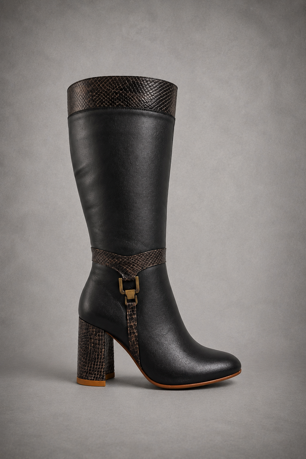 BOTA DE PIEL CON TACON ANCHO PARA DAMA Y DETALLES CON GRABADO DE SERPIENTE FICHI 201