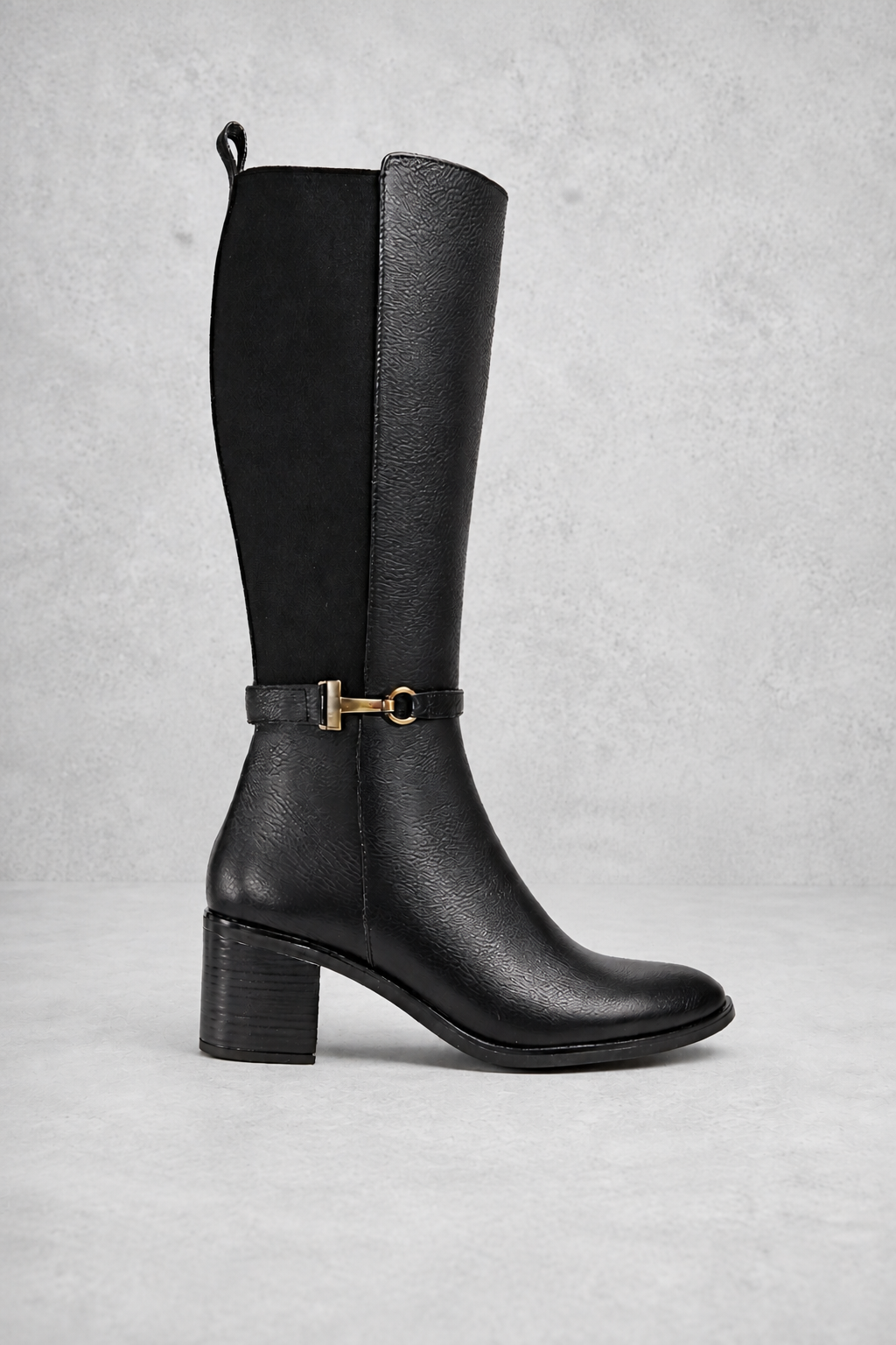 Bota alta de piel para mujer con panel elástico