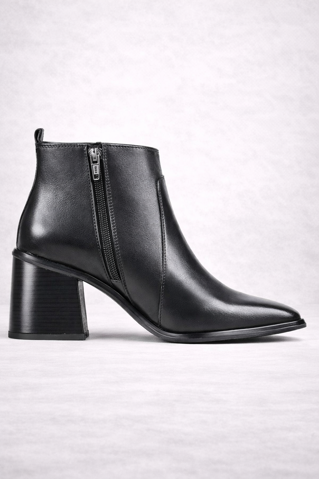 BOTIN DE PIEL LIVIANA 701