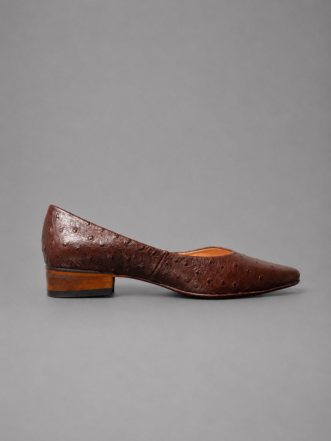 ZAPATILLA PIEL DE PISO Y GRABADO AVESTRUZ