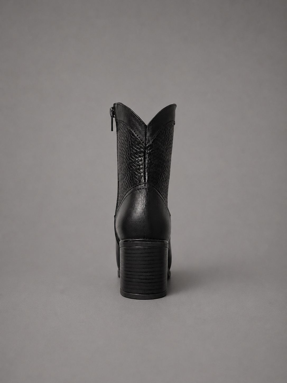 BOTIN CORTO DE PIEL CON TACON DE 5 CM NEGRO