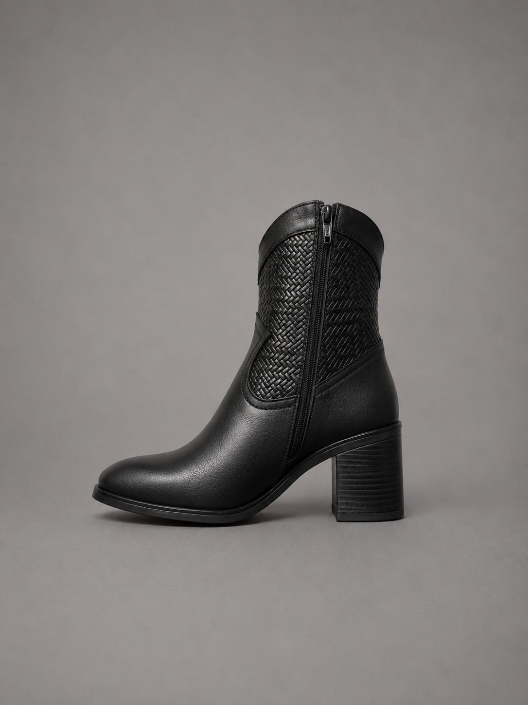 BOTIN CORTO DE PIEL CON TACON DE 5 CM NEGRO
